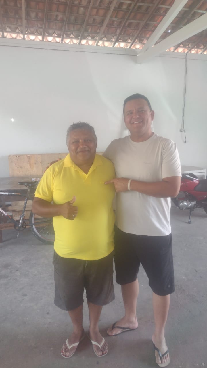 Aqui hoje da garagem do seu amigo e irmão DEDE DE ZÉ GABI aí lado do maior líder político de Guamaré de todos os tempos HÉLIO DE MUNDINHO