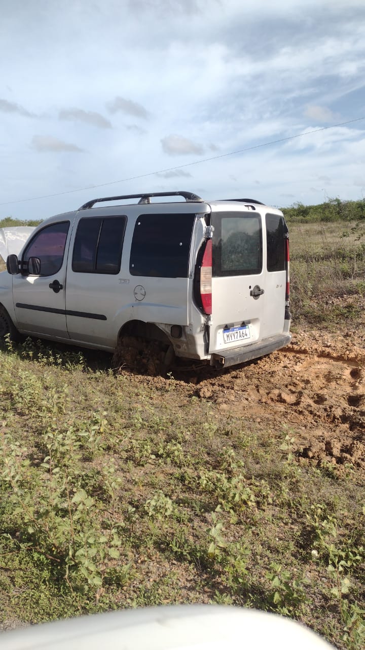 Carro abandonado a 3 dias na BR 406, próx a MACAU.  REPASSAR NOS GRUPOS