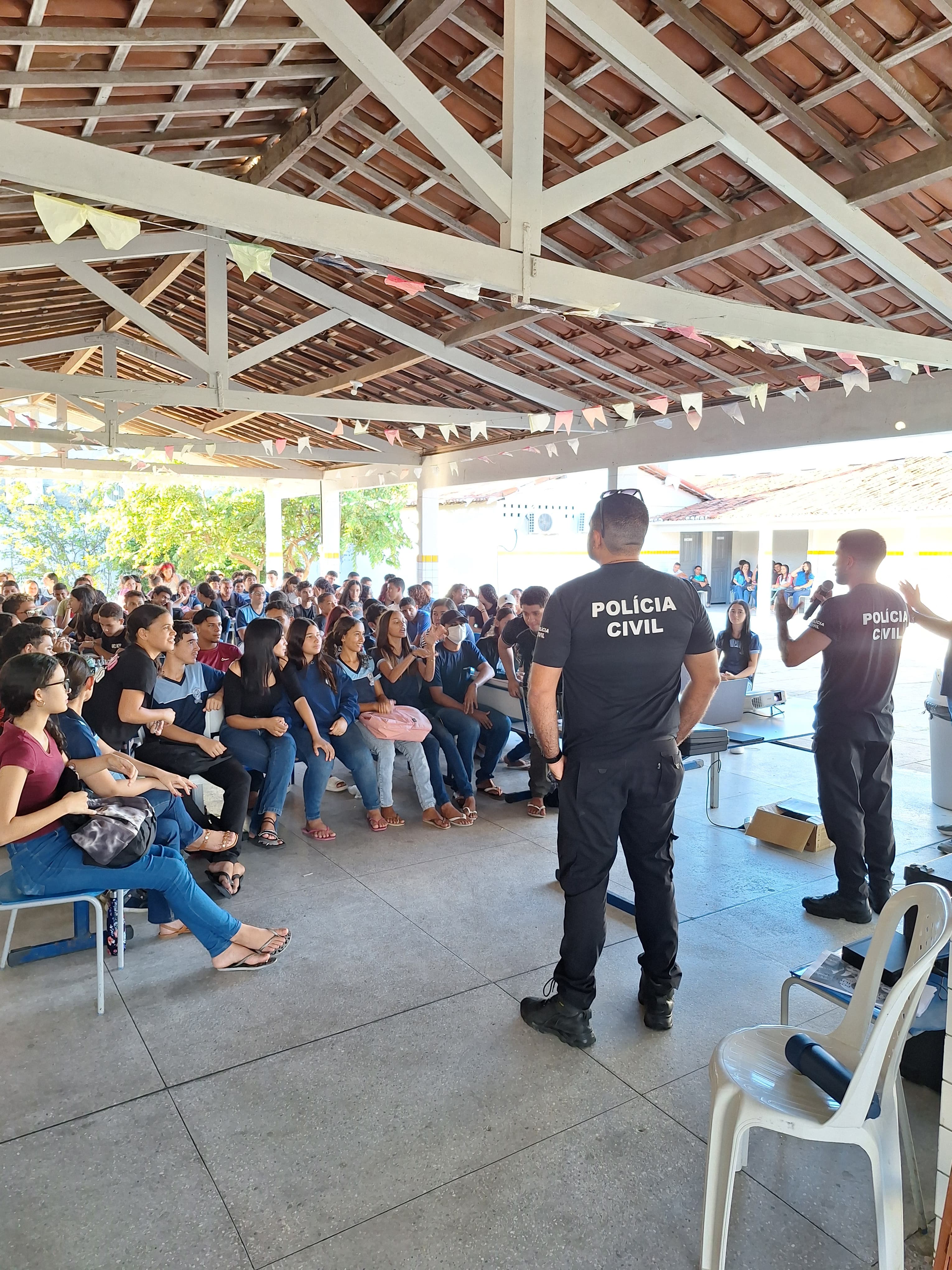 Polícia Civil realiza palestra sobre drogas para jovens em escola estadual de Guamaré