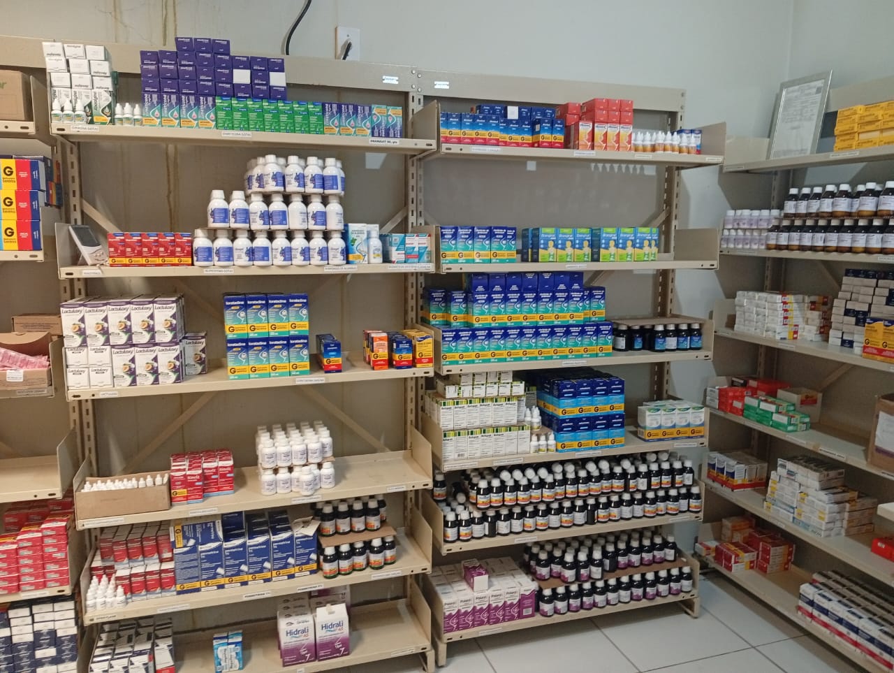 Farmácia reabastecida aqui da UBS forte 2 de baixa do meio trabalha aí da gestão Hélio do povo