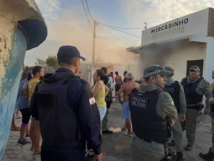 FREEZER PEGA FOGO E CAUSA INCÊNDIO NO MERCADINHO DE JUNIOR EM SALINA DA CRUZ