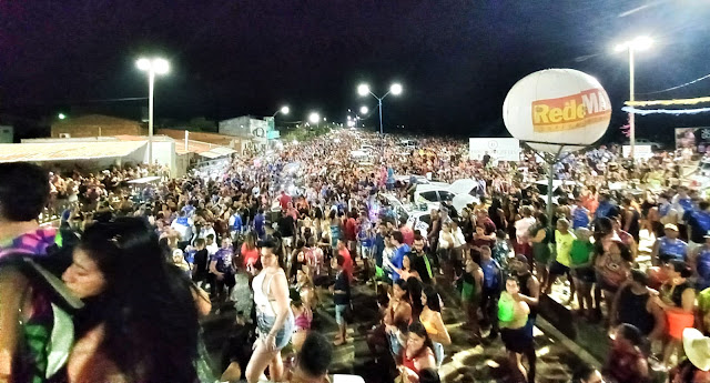 Macau: Banda Grafith realiza a maior terça-feira de carnaval do RN; estimativa supera 50 mil pessoas nas ruas salineiras