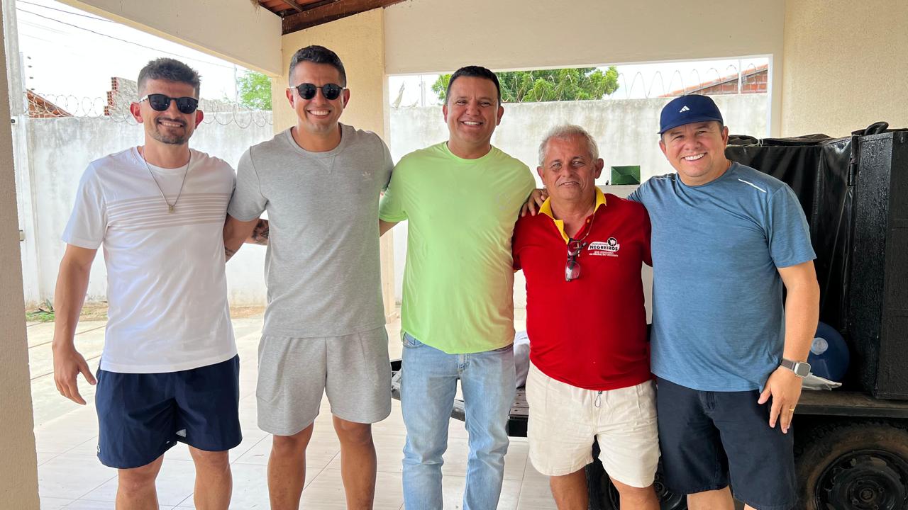 Defendendo a união dos filhos de Guamaré, Prefeito Hélio recebe o apoio do jogador Douglas, Daniel e seu grupo político