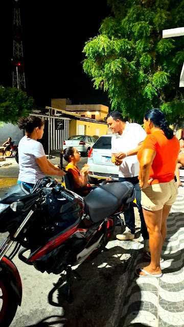 Prefeito Hélio de Mundinho recebe o carinho da população durante visitas em Guamaré