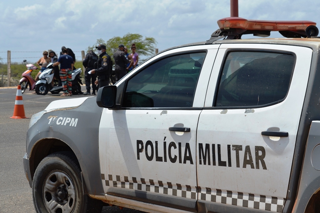 POLÍCIA MILITAR FLAGRA POSSE DE DROGA EM BARREIRA POLICIAL EM GUAMARÉ