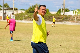 Prefeito Hélio mantém tradição e participa da pelada dos veteranos em Guamaré